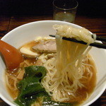 最上 - 麺は白い小麦粉率も低いやや細ストレート麺