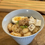 Futatsubo Shokudou - 「 海老と塩麹の白い麻婆豆腐 の 丼ブリ」 プリップリな海老と豆腐、玉子、えびせんべいも乗っかっている優しいお味の丼ブリ。美味でしたー！