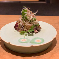 きたしんち 弓場慎之佑 - ケンケン鰹に薬味をたっぷり
