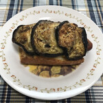 ブーランジェリー スドウ - 豪快ナスとソーセージのタルティーヌ