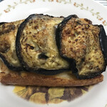 ブーランジェリー スドウ - 一本のソーセージと茄子をバケットに乗せています！