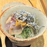 御幸町 田がわ - 酢飯にシマアジ、赤雲丹、大葉など