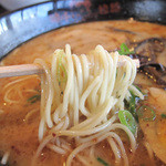 熊本ラーメン館 味千拉麺×桂花ラーメン - 味千ラーメン550円。豚骨スープ自体はあっさり系の白濁豚骨ですが、
焦がしニンニクが効いてますね。
