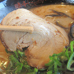 熊本ラーメン館 味千拉麺×桂花ラーメン - チャーシューは1枚。
