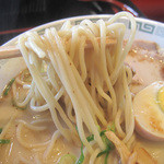 熊本ラーメン館 味千拉麺×桂花ラーメン - 麺は太い！
      味千ラーメンよりもっと太いです。
      