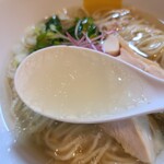 塩生姜らー麺専門店 マニッシュ - スープ