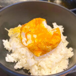 天ぷらとワイン 小島 - 玉子はご飯の上で割ります。
            トロリとした黄身がたまらない