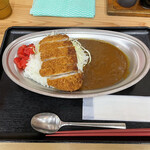 はってん食堂 - キャベツ乗せカツカレー。キャベツ乗ってますけど…