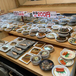 はってん食堂 - 小鉢色々。自分で定食を作り、電子レンジで温めていただくスタイルです