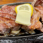 ステーキのくいしんぼ - お肉の上にはレモンとバター