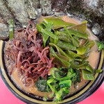 家系ラーメン王道 いしい - 豚骨醤油ラーメン並盛＋のり・きくらげ・茎わかめ増し