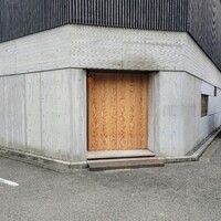 くるますし - コンクリート打ちっぱなしの外観、どこにも表札がない？