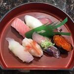 Kaitenzushi Nihonkai - キャーーー！！！上ランチ  ¥792！
                        
                        セルフの味噌汁が付いての値段。
                        
                        イカ嫌いってツレとイクラを交換。
                        オイラはイクラ 無きゃないでイイし。
                        
                        鮪 中トロ 美味しかった！
                        
                        
                        