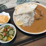 Raunji Ayubowan - ライス＆カレー1100円　バターチキンカレー（固定）、ナン、サラダ、デザート付き　ナンじゃなくロティだなΣ(ﾟДﾟ)