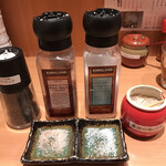 とんかつ檍 銀座8丁目店 - 数種類の岩塩があります。