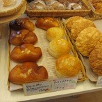 Tougeno Panya - お店の中にはＦＭ福岡とコラボして有名になった白いクリームチーズパン初め可愛らしいパンが綺麗に並んでいました。
                         