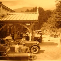 メインダイニングルーム - オープン当時はクラシックカーがびっしり