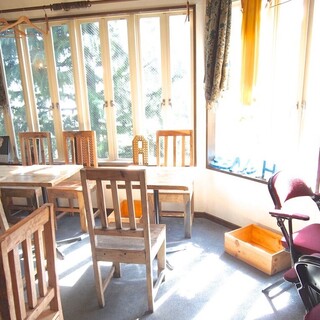 非日常を感じる心地よい空間で、次の料理に心躍るひとときを