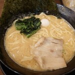 横浜家系ラーメン 道三家 - ラーメンは締まりがなく、好みではない味わい