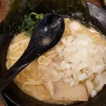 横浜家系ラーメン 道三家 - 刻み玉ねぎ、生姜を入れても味わいは締まらない！