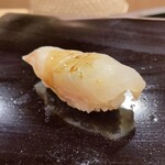 日本橋蛎殻町 すぎた - 平目の昆布締め握り