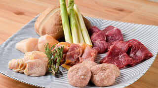 Toriyakiniku Torigen - 鶏、豚、牛、魚介、野菜とふんだんに盛り合わせたお得メニュー