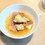 La Brianza - 牛タンのど軟骨ホロホロ鳥のブロードイタリアンパセリのペースト。コリコリサクサク歯ざわり楽しいのど軟骨とやわらかほどける牛タン味わいスープ、ペーストがアクセントになって美味しい。