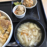 産直食堂 おっちも - 小鉢3個、漬物、具沢山のみそ汁が付きます。