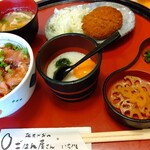 いち川 - マグロ丼800円　月見とろろ300円