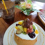 THAN KYOU CAFE - 料理写真:季節のフルーツのせシフォンセット 税込850円 (39コーヒーと)