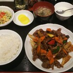 百鶴源 - 牛肉と野菜の黒胡椒炒め