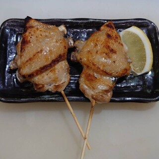 丁寧に串打ちした多彩な炭火焼き鳥をお楽しみいただけます