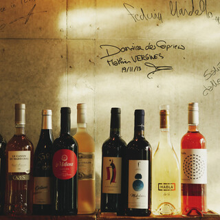 店内酒窖的天然葡萄酒，全部都可以从玻璃杯中品尝。