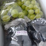 道の駅 今井 恵みの里 - シャインマスカットとナガノパープル。
地元のものは、都内で見かけるものより
めちゃくちゃ大粒です！(*´･ω･｀)b
両方とも、種がなく、皮ごと食べられる！
これ以上に美味しい葡萄を他に知りません…