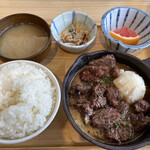 とみや - サービスステーキ定食1260円。写真はごはん大盛り