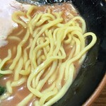 輝道家 - 酒井製麺の中太麺。