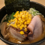 人力俥 - 2種類の豚チャーシューにコーンが美しい！ブリンブリンの太麺が絶妙！味噌ラーメン880円税込！