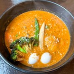 SAMA - 【2021年09月】キーマ納豆カリー＠1,150円（ココナッツスープ＋70円、ライス普通250g、辛さ5番）合計1,220円、メインアップ。ブロッコリー100円で追加しているけど、たいして入ってないのが惜しい(>_<)。