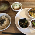 Hibi Shokudou - 味噌汁、玄米ご飯、（主菜）エビの豆乳話風キッシュ、梅酢豚、（副菜）あおさ山芋の揚出しとうふ、オクラこんにゃくの胡麻和え