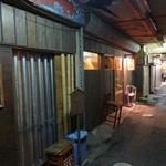 魚虎 - 路地裏に差す暖かな光