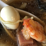 鎌倉赤坂飯店 - 絶品具材（うずらの卵、海老、金華ハム）に中華麺