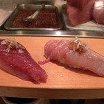 鮨処寿司大 - かつお。腹身の脂の乗った部位と、赤身に近い部位の2種。