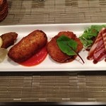 ワンシーン - 4品ワンプレート(シーフードコロッケ、カキフライ、ひとくち豚ヘレカツ、鴨スモーク)