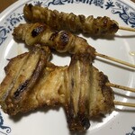 やきとり竜鳳 - 皮、にんにく串、手羽先全て塩焼き