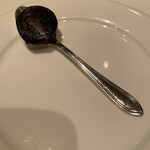 ル・マノアール・ダスティン - いつものアミューズ、　ブータンノワール　前は豚の血だったんだけど、最近は手に入らないらしくて、いまは鹿の血を使ったております。