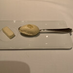 ル・マノアール・ダスティン - ミニャルディーズは、ホワイトチョコレートのムースと小菓子。以前は小菓子の代わりに、アボガドのムースがでておりました。最近変わったのかな？