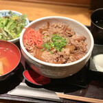 赤坂 金舌 - 和牛だし牛丼、サラダ、スープ、温玉付き