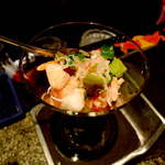 スモーレスト・バー  - えびのセビーチェ（￥500）メキシコ風マリネ。トマト＆レモンのさっぱり感、きゅうりがサクサク