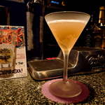 スモーレスト・バー  - ジャックダニエル・ハーパー・テキーラを等量混ぜてシェイクした「スリーワイズメン」。これが予想外にすっきりして美味しい！