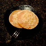 スモーレスト・バー  - ハムチーズ焼き（￥500）ぺたんこハムの食感、マイルドなチーズの味わいが、ちょっとつまむのにぴったり